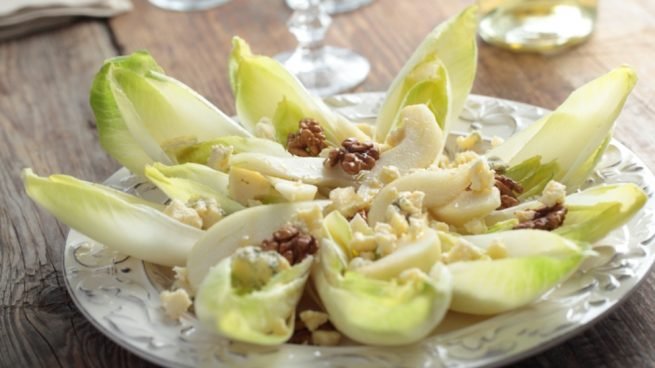 ENDIVIAS CON ROQUEFORT Y NUECES